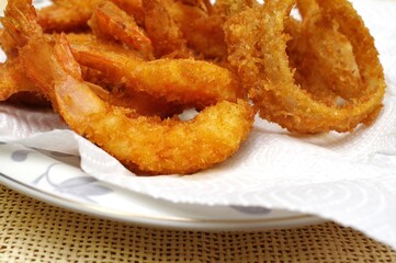 エビフライとオニオンリングフライの盛り合わせ