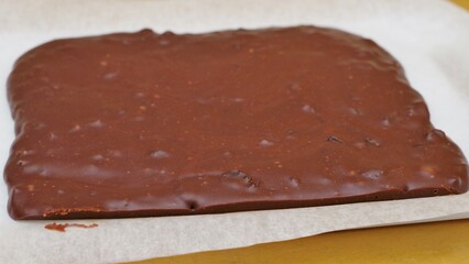 チョコレート菓子を作っている