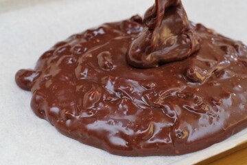 チョコレート菓子を作っている