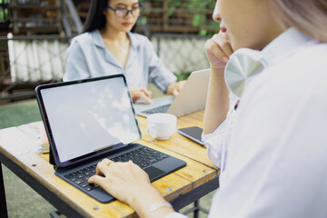 Business managers are analyzing and presenting results to the team to plan future work.