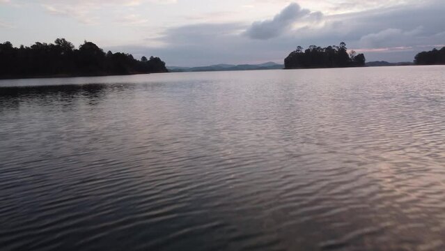 Hermoso paisaje amanecer en un lago, represa del Pe&ntilde;ol