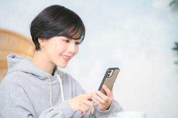 スマホを見つめる女性　コピースペースあり　アップ