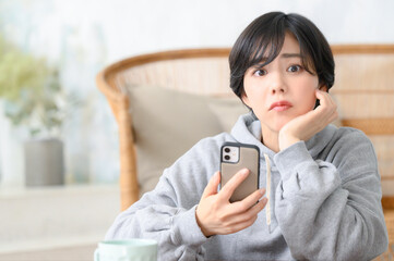 スマホを持って困るかわいい女性