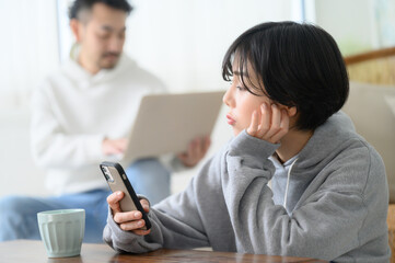 Obraz premium お互い忙しくてすれ違いのカップルや夫婦