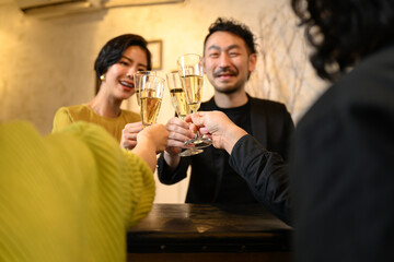 顔がボケていて使いやすい
パーティーで乾杯する男女のイメージ手元　あおり