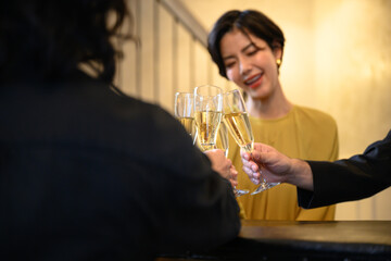 顔がボケていて使いやすい
パーティーで乾杯する男女のイメージ手元　あおり