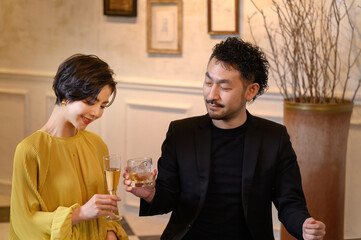 バーで乾杯をする男女