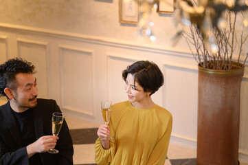 バーのカップルの俯瞰　シャンデリアの前ボケあり　