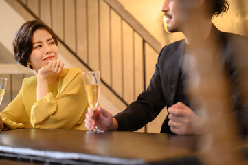 楽しそうなバーでのデートの様子