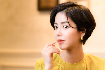 お洒落をしている女性のアップ　コピースペースあり