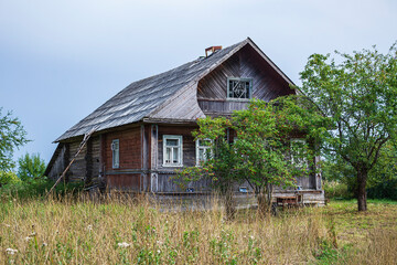 Obraz premium destroyed houses in an abandoned village