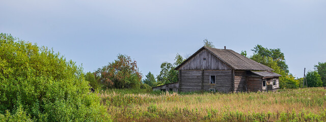 Obraz premium destroyed houses in an abandoned village