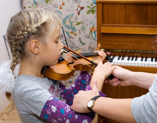 little violinist learns to play the violin