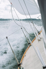 Segelboot und Wellengang