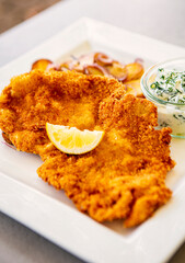 Schnitzel mit Bratkartoffeln
