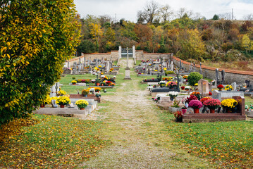 Un cimetière fleuri pour la Toussaint. Un cimetière et des tombes fleuries pendant l'automne. Une...
