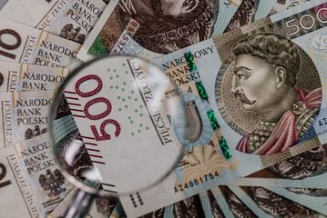 Banknot 500 zł i lupa