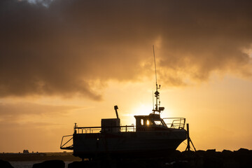 Kleines Fischerboot am Hafen des  Fischerdorfs Sandgerði. / Small fishing boat at the port of the fishing village Sandgerði.