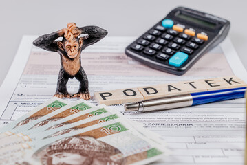Podatki i Małpa łapiąca się za głowę © rozentuzjazmowany