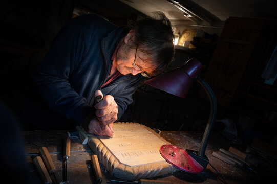 Hobbyschnitzer bei der Arbeit