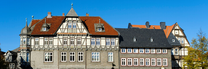 Fototapeta na wymiar Haus mit Fachwerk und Schieferfassade am Marktplatz, Goslar, Harz, Niedersachsen, Deutschland