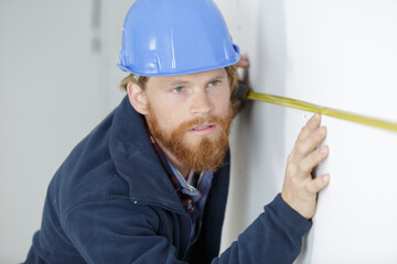 builder makes measurements with the help of roulette