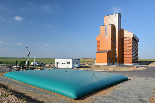 Nouvelle coop&eacute;rative UCARH &agrave; Houdan (78). Bache r&eacute;serve eau incendie