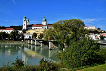 Fototapeta na wymiar Marienbrücke über den Inn und im Hintergrund der Stephansdom in Passau