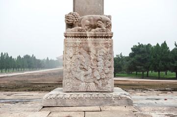 Fototapeta na wymiar The carving art on the stone archway in front of the tomb of the emperor of the Qing Dynasty