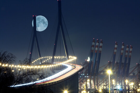 Köhlbrandbrücke in Hamburg bei Nacht und Mondschein