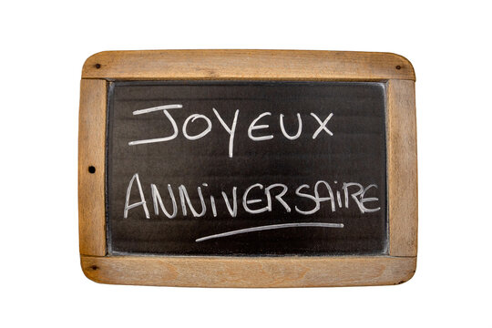 ardoise avec écrit en Français joyeux anniversaire  isolé sur un fond blanc 