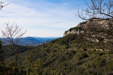 Vue sur les ruines du Ch&acirc;teau d&rsquo;All&egrave;gre sur le flanc du Mont Bouquet (Occitanie, France)