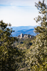 Vue sur les ruines du Château d’Allègre sur le flanc du Mont Bouquet (Occitanie, France)