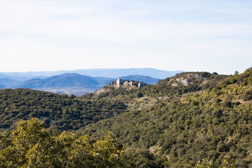 Fototapeta na wymiar Vue sur les ruines du Château d’Allègre sur le flanc du Mont Bouquet (Occitanie, France)