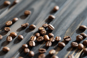 Kaffeebohnen auf einem dunklen Holzuntergrund
