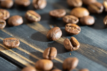 Kaffeebohnen auf einem dunklen Holzuntergrund