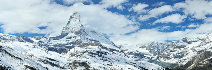 Fototapeta na wymiar Das Matterhorn mit einer beeindruckenden Wolkenfahne