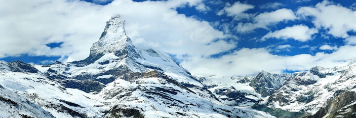 Fototapeta na wymiar Das Matterhorn mit einer beeindruckenden Wolkenfahne