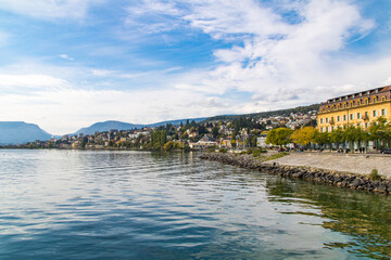 Fototapeta na wymiar Vue sur la ville de Neuchâtel depuis le bord du lac (Canton de Neuchâtel, Suisse)
