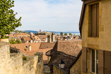 Fototapeta na wymiar Vue sur les toits de la ville de Neuchâtel depuis les hauteurs (Canton de Neuchâtel, Suisse)