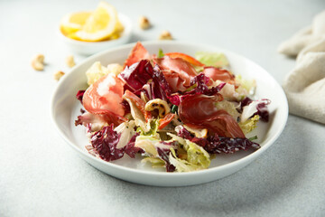 Leaf salad with smoked meat