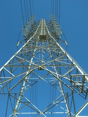 送電鉄塔と冬の青空