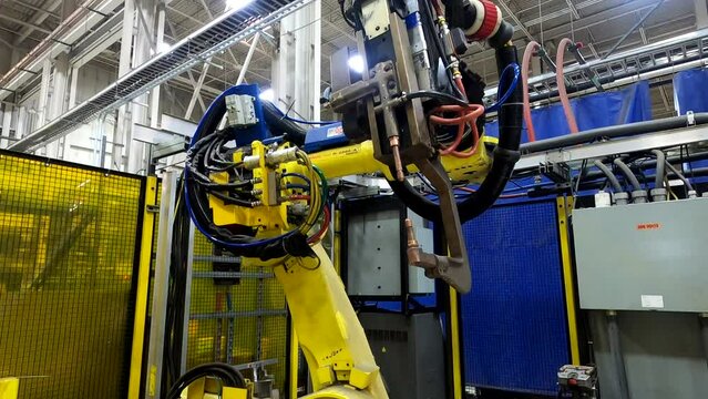 Fanuc robot, manufacturing automation with a spot weld gun - Shot in 4K