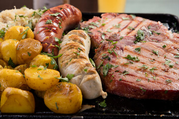 refeição porco linguiça batata