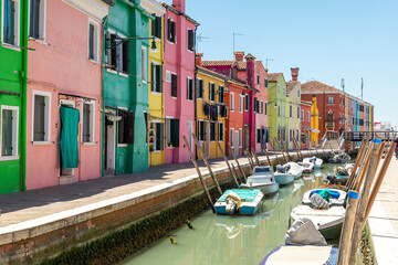 Bunte Häuser auf der Insel Murano bei Venedig mit einem Canal und Booten - obrazy, fototapety, plakaty