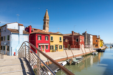 Bunte Häuser mit dem schiefen Turm  in der Innenstadt der Insel Burano bei Venedig - obrazy, fototapety, plakaty