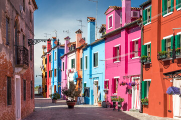 Bunte Häuser in der Innenstadt der Insel Burano bei Venedig - obrazy, fototapety, plakaty