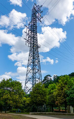 高圧線が通る送電鉄塔（神奈川県川崎市高津区久地）