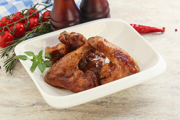 Roasted chicken wings with spicy sauce