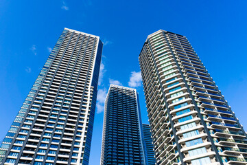 Fototapeta na wymiar Exterior of high-rise condominium and refreshing blue sky scenery_sky_37